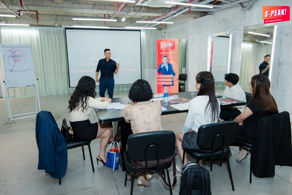 Học viên quan sát phần trình bày trong lớp học