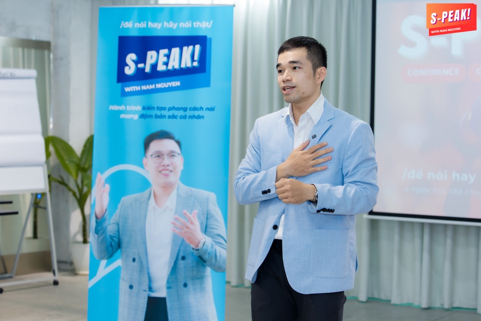 Học viên thực hành nói trước nhóm