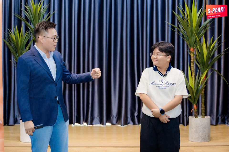 Nam Nguyễn trao đổi cùng học viên