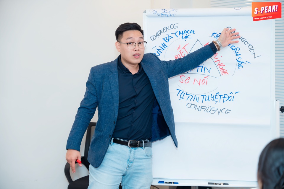 Nam Nguyễn hướng dẫn tại bảng trình bày