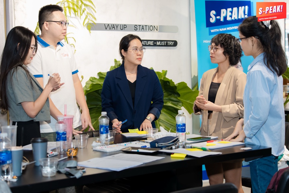 Học viên thảo luận trong hoạt động nhóm
