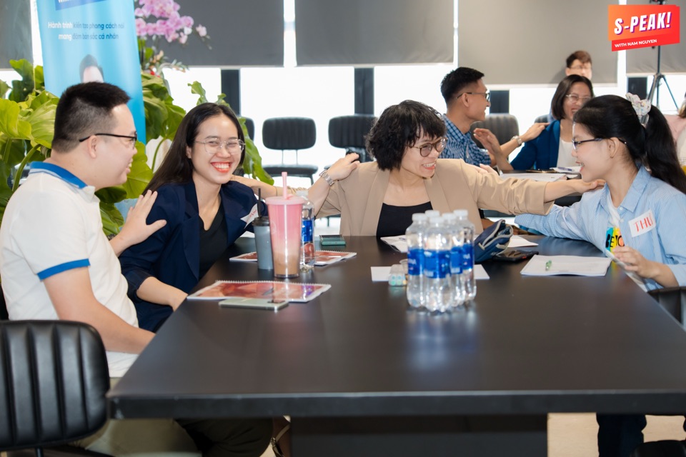 Học viên kết nối trong lớp học