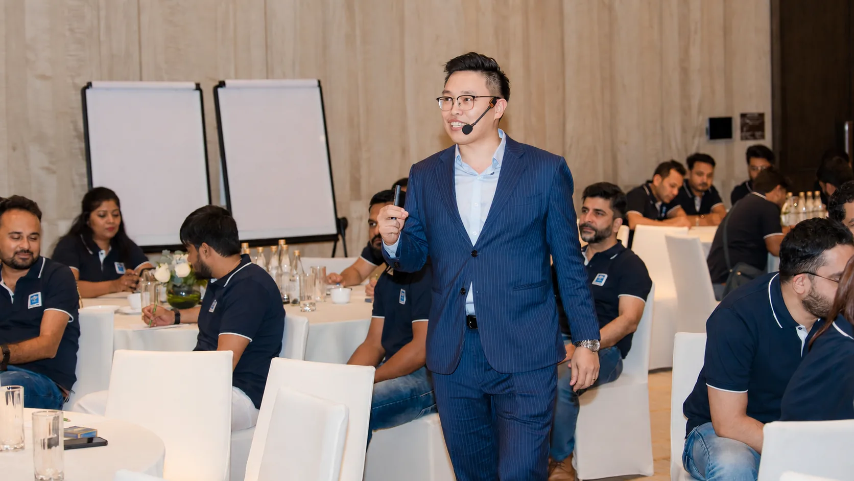 Nam Nguyễn đang facilitation một chương trình đào tạo doanh nghiệp với học viên tham gia trực tiếp